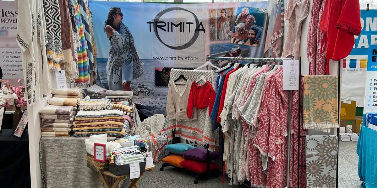 Trimita-Stand auf der Libelle Zomerweek mit türkischen Baumwoll-Decken und nachhaltiger Kleidung