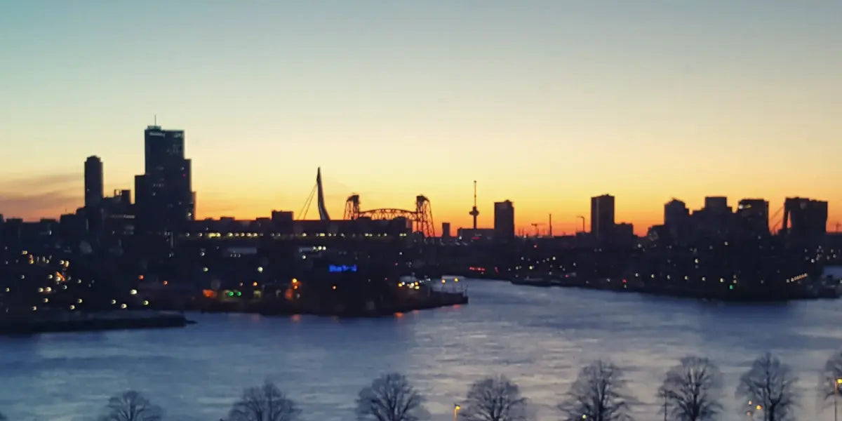 Skyline de Rotterdam avec serviettes de hammam en coton turc et peignoirs – Années de fondation de Trimita