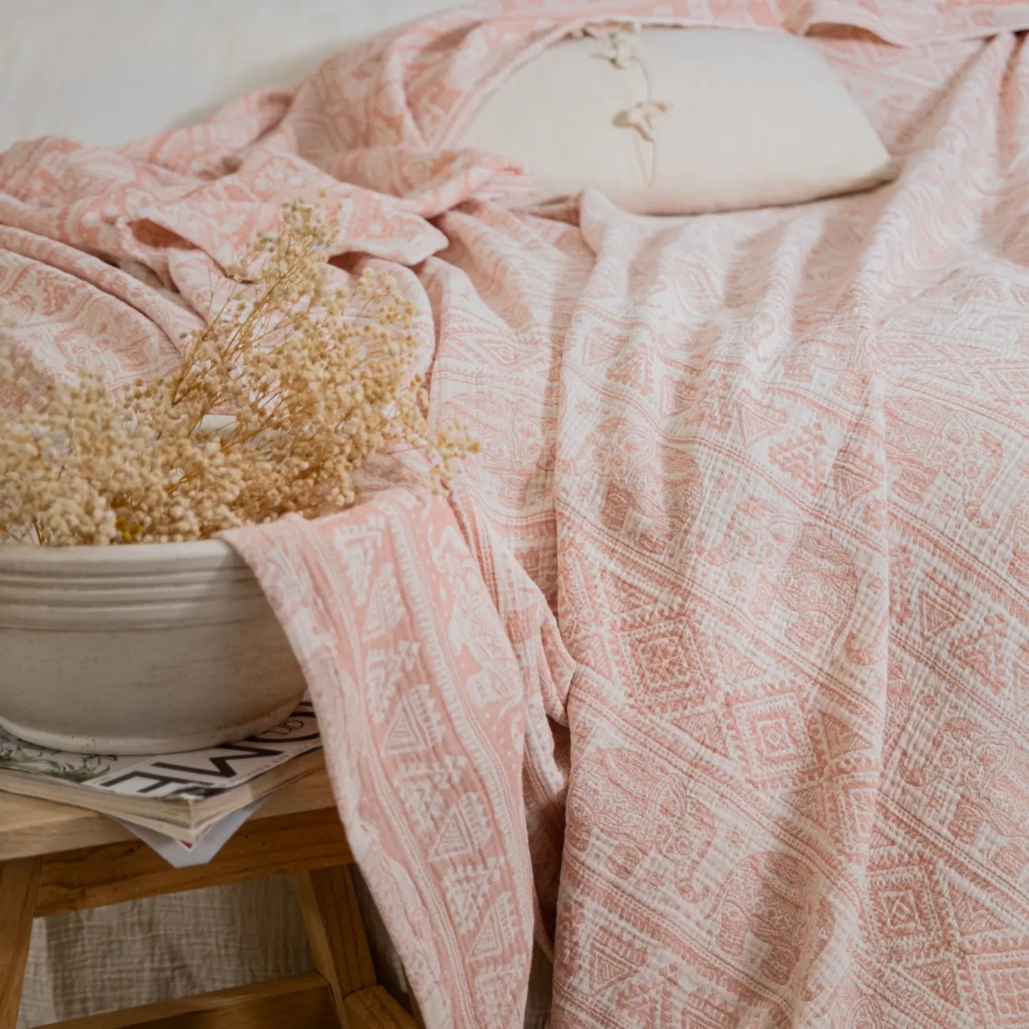 Elephant bedsprei gestyled op een tweepersoonsbed in een rustige slaapkamer