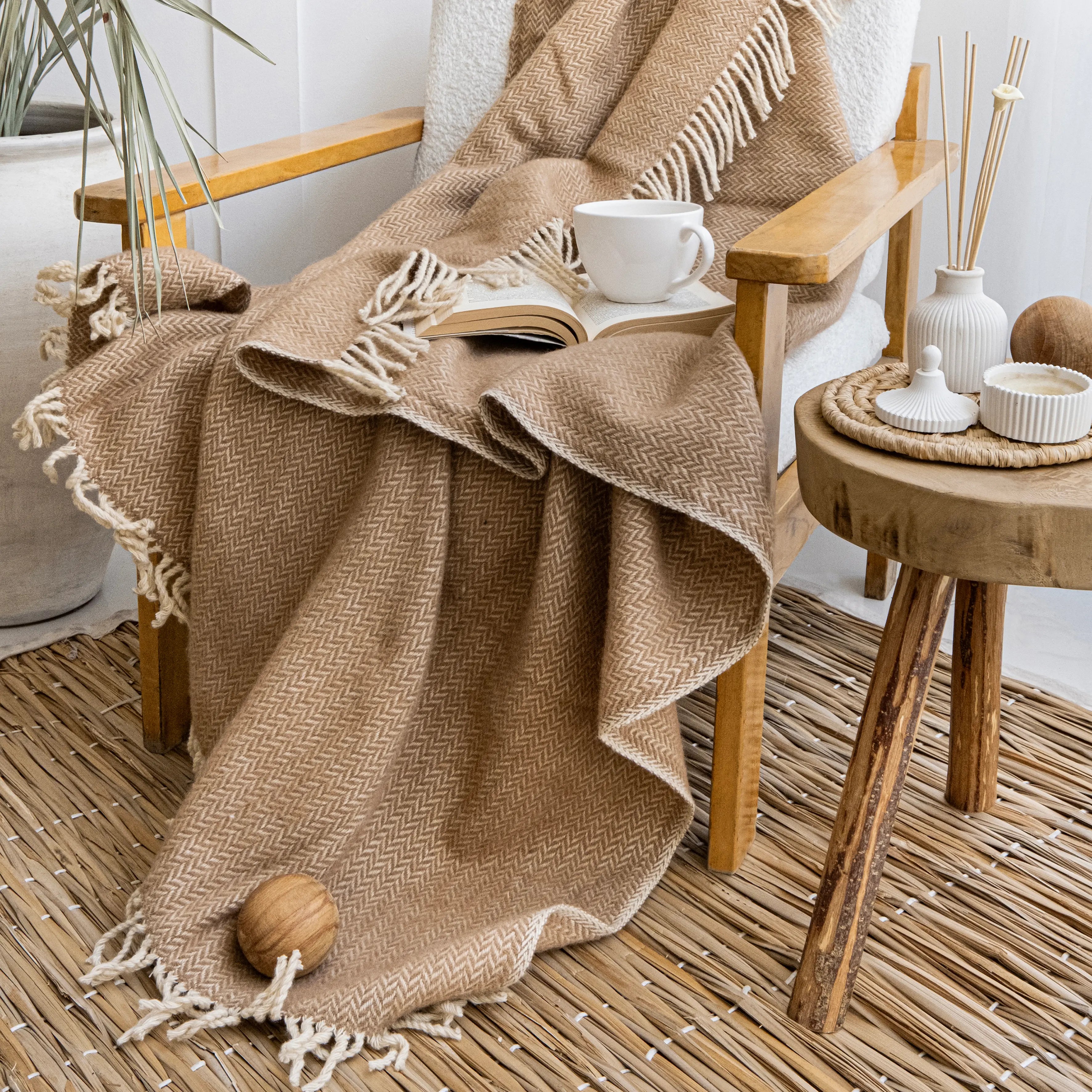 Vrouwen met een Trimita Beige deken met visgraatmotief, 130x170cm, prijs 74€.