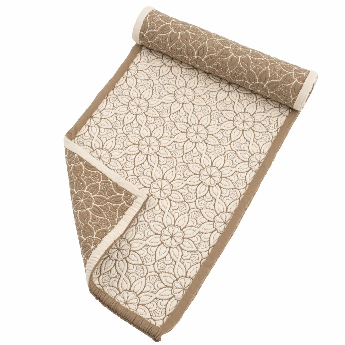 Rouleau de tapis de yoga à motif floral (lotus) beige sur fond blanc. Confectionné en mélange de coton certifié OCS pour un confort optimal.