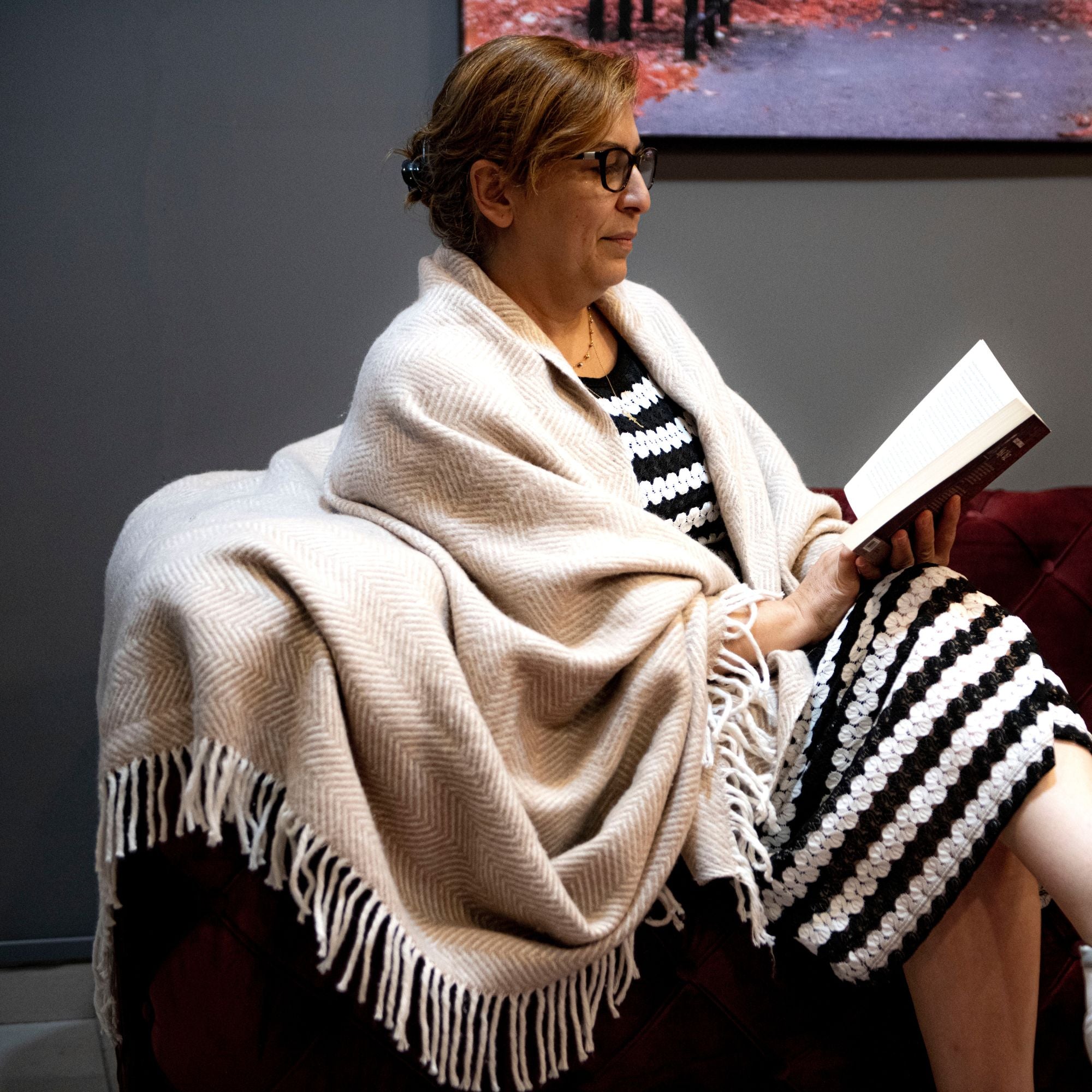 Überwurfdecke mit Fischgrätenmuster - Grau