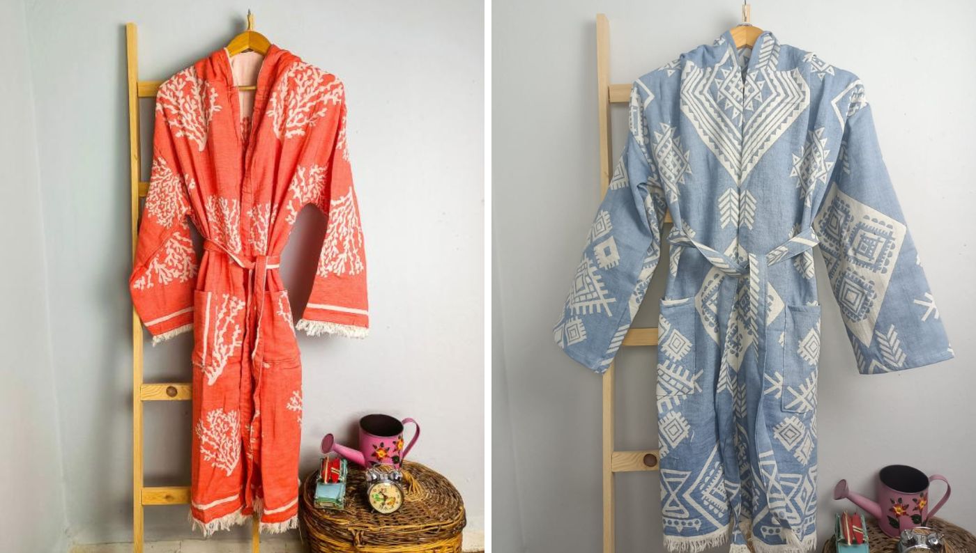 In the frame divided into two, the red coral patterned bathrobe hangs on the right side, and the blue kilim patterned bathrobe hangs on the left side.