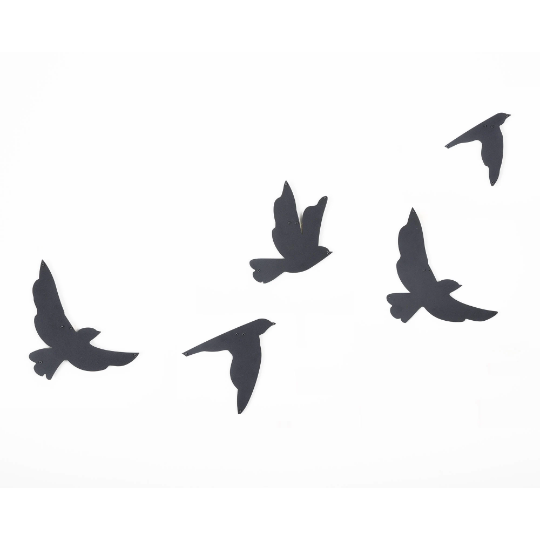 Ensemble de cinq oiseaux volant à distance, art mural en métal