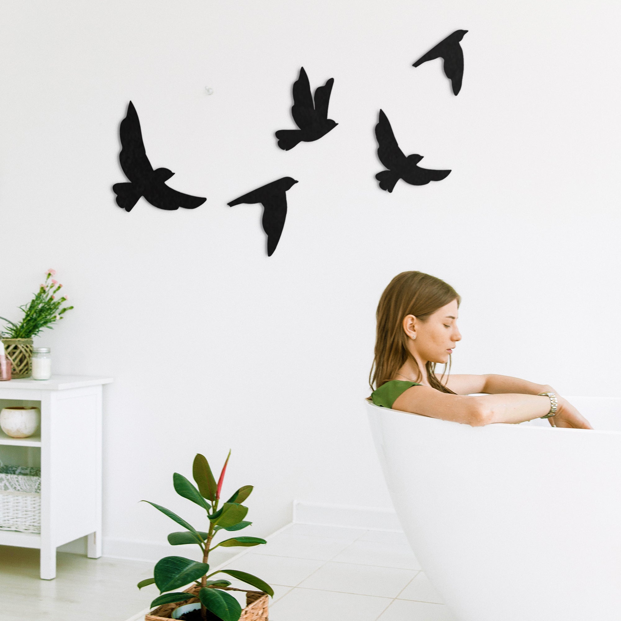 Set mit fünf Vögeln, die in die Ferne fliegen, Wandkunst aus Metall