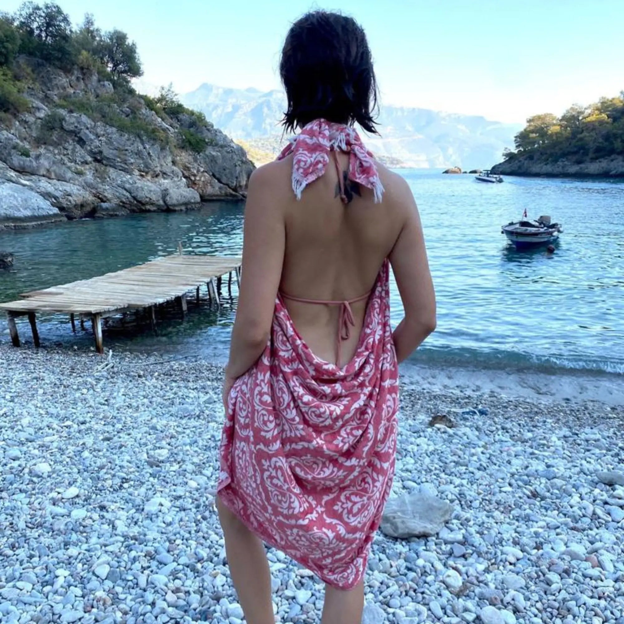 Serviette turque à motif baroque rose, fouta en coton 100x180cm avec franges, drap de plage et de bain luxe au design damassé.