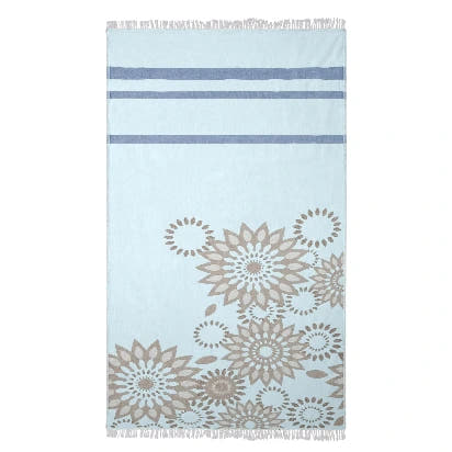 Trimita Sunflower hamamdoek, plat neergelegd met een blauwe achtergrond, bruine bloemen en een gestreepte rand