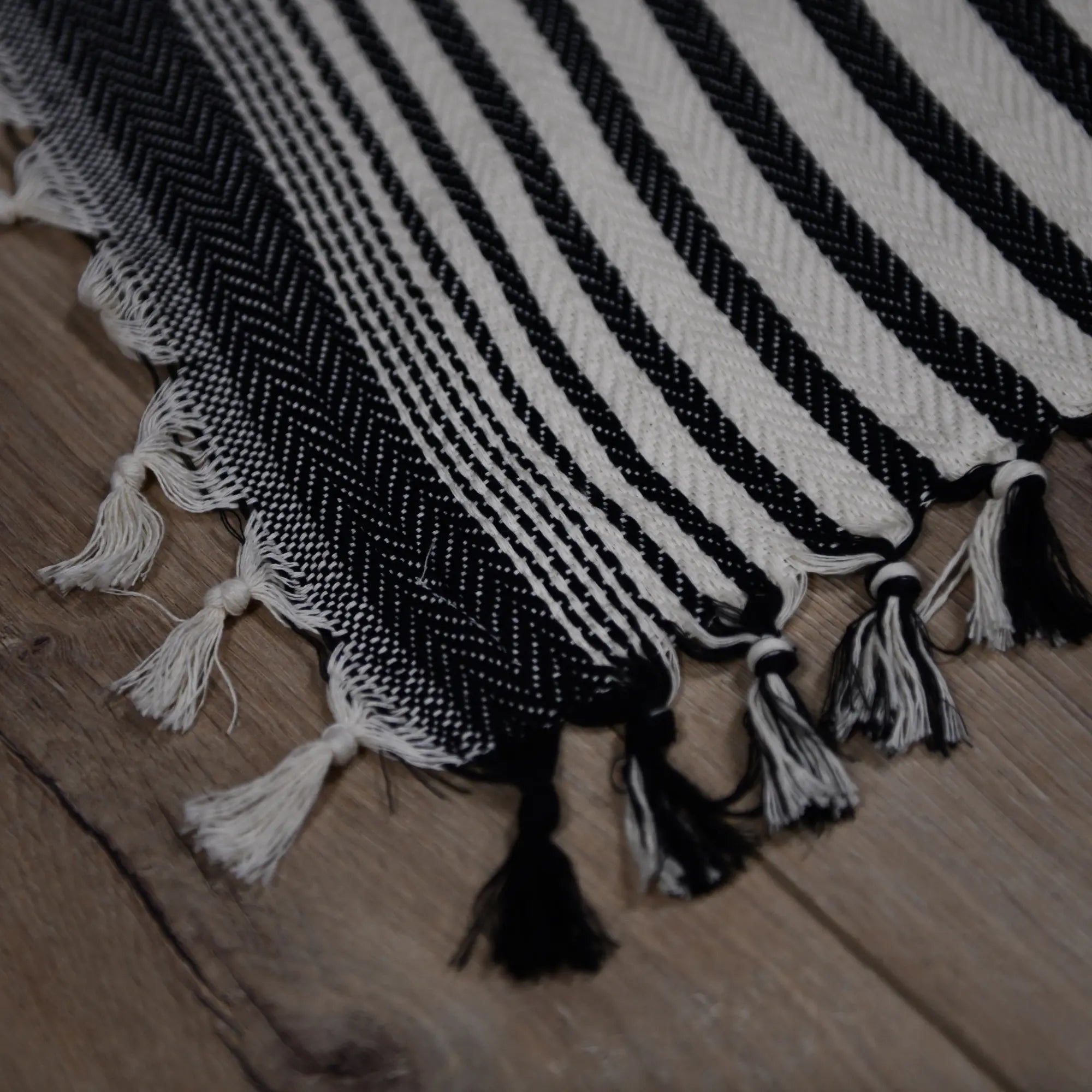 Couvre-lit Trimita Sevda rayé noir et blanc en coton turc, plié en détail