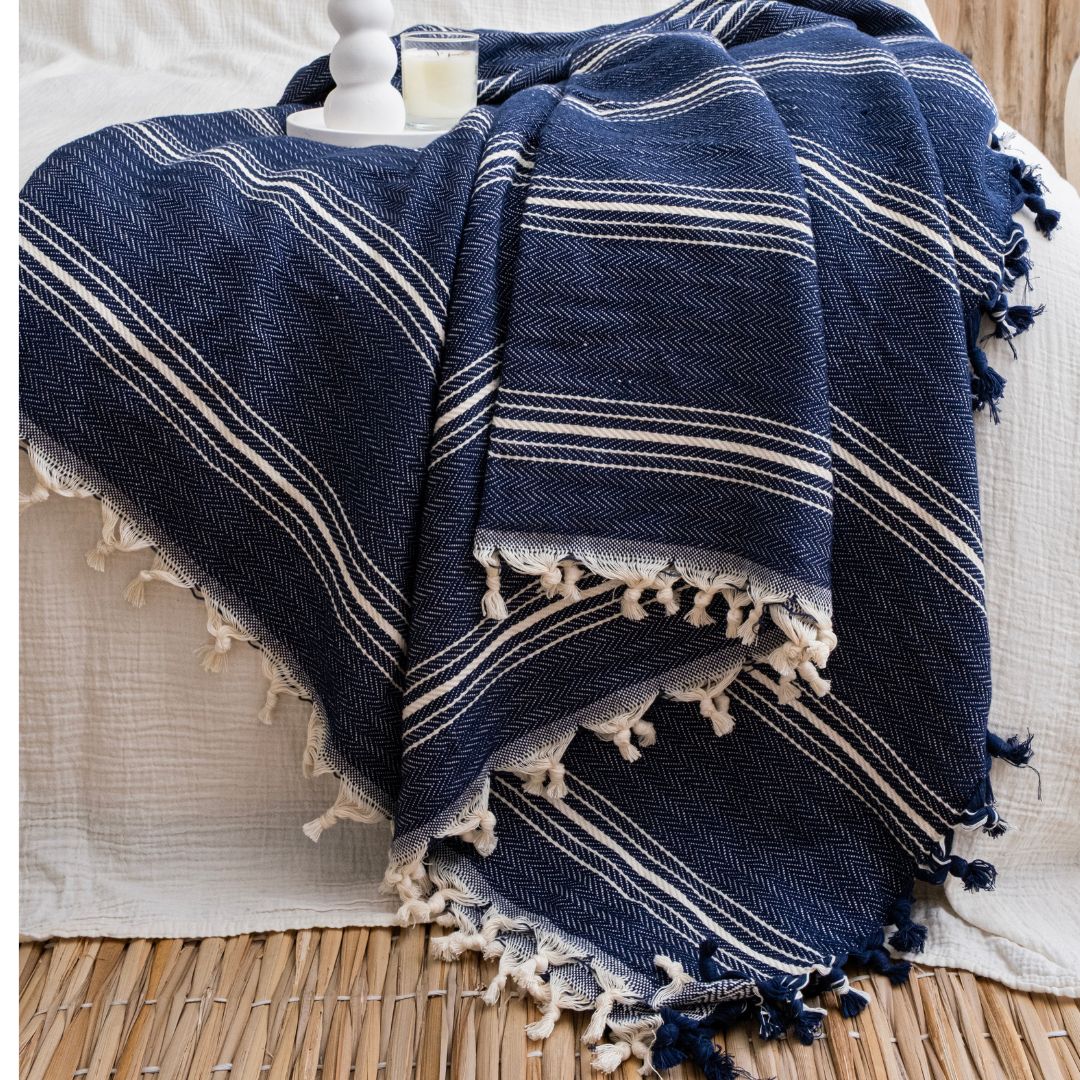 Yasmin Sprei van Trimita – katoenen sprei in navy met witte strepen en franjes, gestyled op een lichte ondergrond