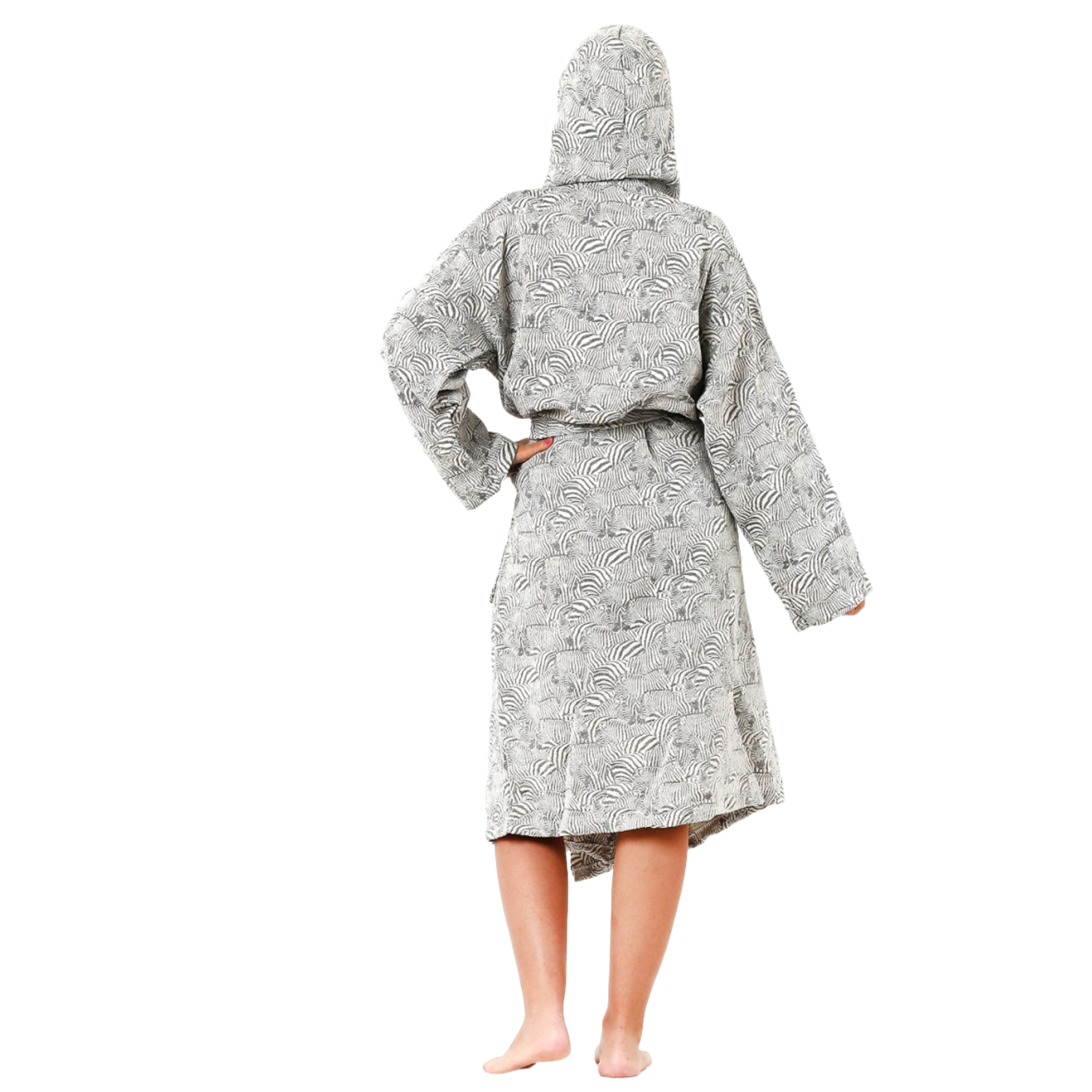 Nachhaltiger türkischer Bademantel mit Kapuze für Damen, grau-weiß gemustert aus OEKO-TEX Baumwolle, handgefertigt von Trimita, weißer Hintergrund.